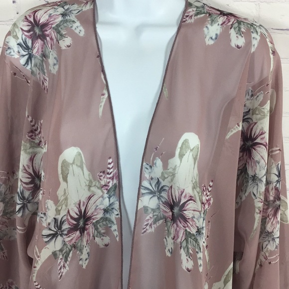 Lovely Kimono Floral Design Light Weigh Size Small - Picture 2 of 8